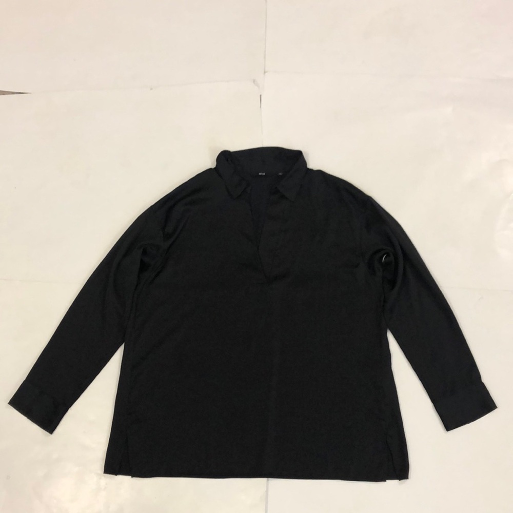 Uniqlo L Top Black V-neck Split hem Button cuff xtra button Excellent Condition